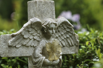 Engel am Kreuz