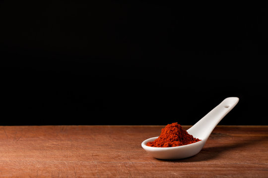 Paprika (Capsicum) Pulver auf Porzellan L&ouml;ffel