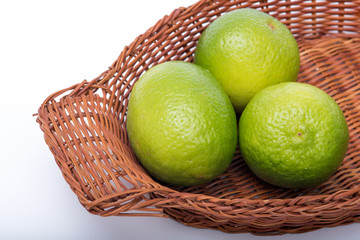 tre lime interi in un cestino  © Marco