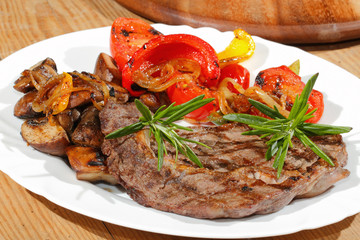 Gegrilltes Rindersteak,Champignons, Paprika, Tomaten