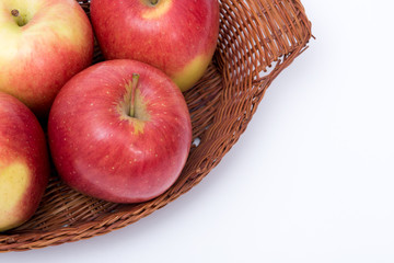 mele macro in cestino di vimini