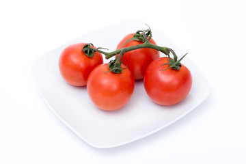 grappolo di pomodori crudi