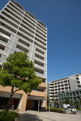 住宅街の大型マンション