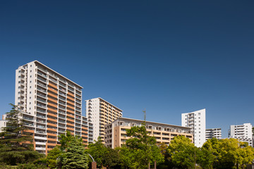 Fototapeta premium 住宅街の大型マンション