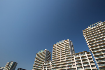 Naklejka premium 住宅街の大型マンション