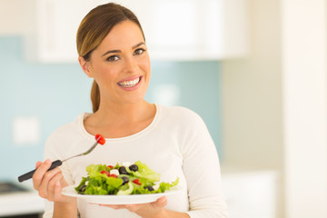 Obraz na płótnie Canvas vegetarian eating salad at home