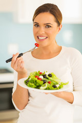 Obraz na płótnie Canvas woman eating salad