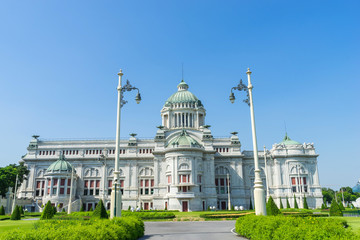 Obraz premium Ananda Samakhom Throne Hall under blue sky