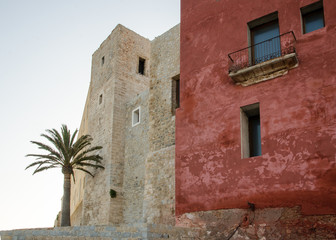 Alte, farbenfrohe Gebäude in Altstadt von Ibiza :)
