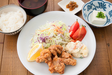 鶏の唐揚げ定食