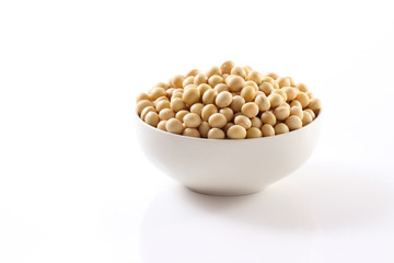 白背景に山盛りの大豆