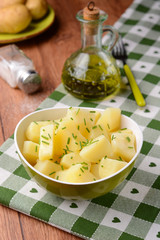 insalata di patate con olio di oliva, sale ed erba cipollina