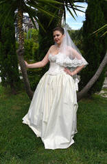 Fototapeta premium Bride in the city Park for a walk