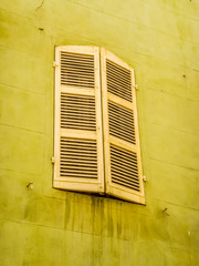 Les volets jaunes