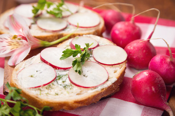 sandwich with radish