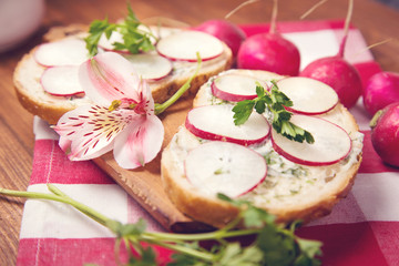 sandwich with radish