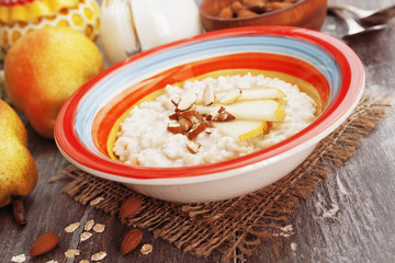 Oatmeal with pear and almonds