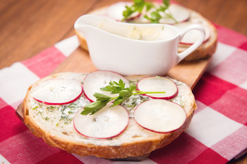 sandwich with radish