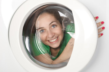 Femme à l'intérieur d'une machine à laver
