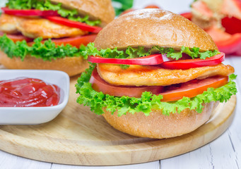 Sandwiches with roast chicken fillet, tomato and paprika