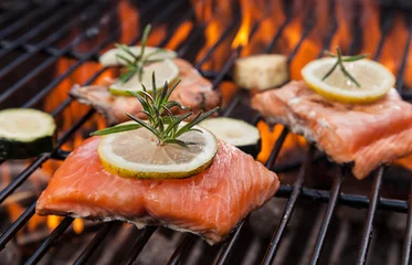 Photo sur Plexiglas Poisson Darnes de saumon grillées en feu