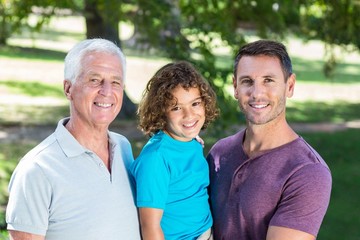 Obraz premium Extended family smiling in the park