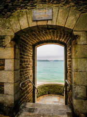 Obraz premium View of the sea through a door in a wall
