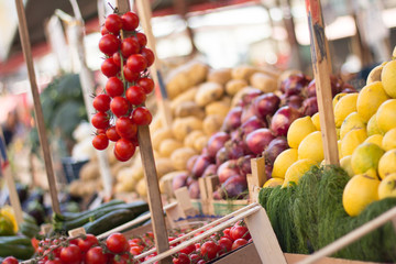 Fototapeta na wymiar Frutta, verdura e mercati