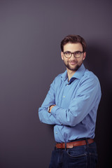 erfolgreicher mann mit brille