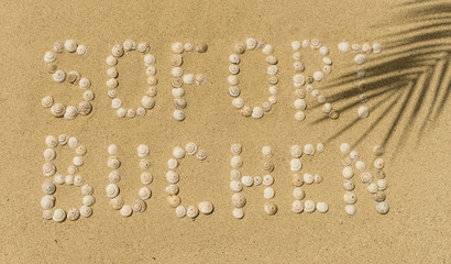 Text SOFORT BUCHEN aus Schneckenhäuschen am Strand