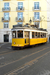 Fototapeta na wymiar Straßenbahn in Lissabon