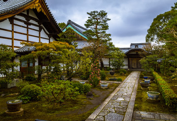 Japońska świątynia w pochmurny dzień © onedi