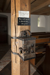 Opferstock in der alten Kirche des Frauenklosters in Muotathal, Schwyz, Schweiz
