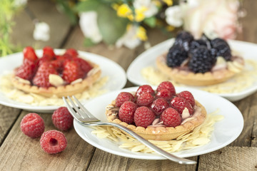Tartelettes belegt mit Himbeeren
