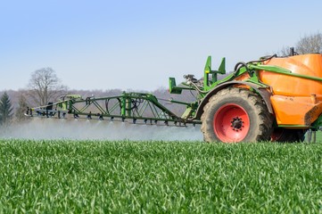 Ackerbau - Pflanzenschutz, Getreide wird gespritzt