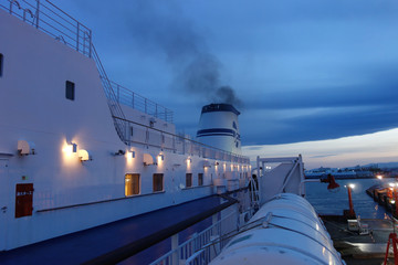 苫小牧港を出港するフェリー