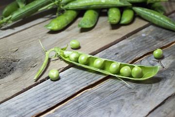 sfondo piselli su legno