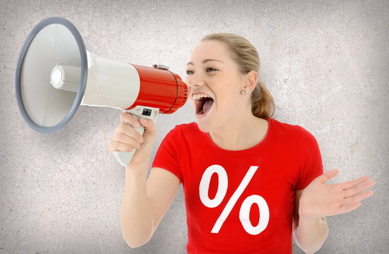 Frau in SALE Shirt br&uuml;llt Angebot und Rabatt