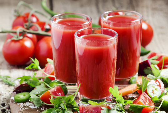 Fresh juice from the mix of vegetables with vegetables and herbs