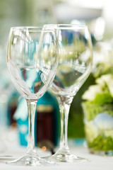 Festtafel mit Gläsern