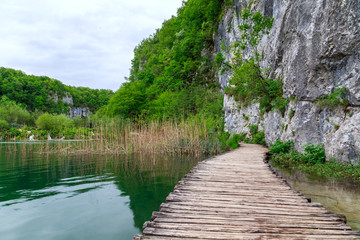 Fototapeta na wymiar Boardwalk in the park Plitvice lakes