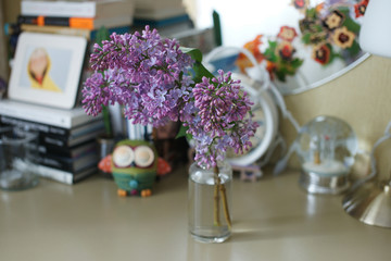 Букет сирени на столе в доме