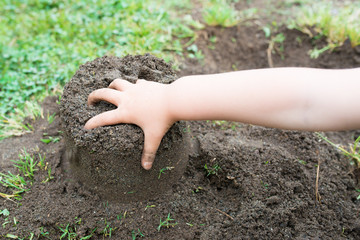 土遊びをする子供の手