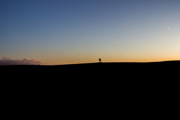 Fototapeta na wymiar Hochstand im Sonnenuntergang