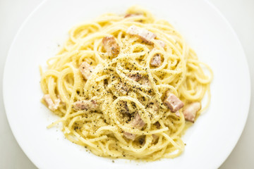 overhead view of spaghetti carbonara italian pasta dish