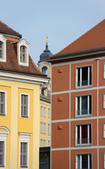Fototapeta na wymiar Narrow gap between bright buildings and Frauenkirche in it, Dres