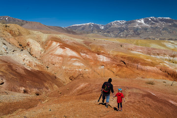 Obraz premium boy and a girl are on the red hills