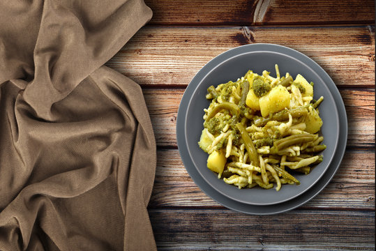 piatto di troffie al pesto in fondo ambient