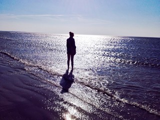 Nordsee Blick - Frau blickt auf das Meer