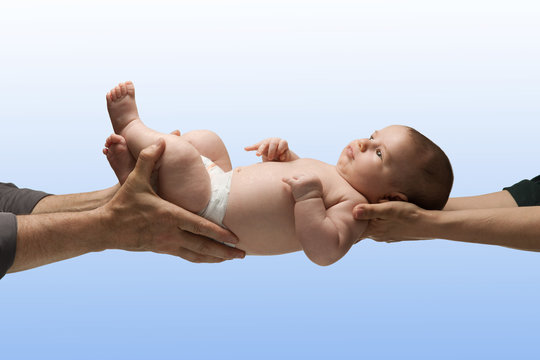 Bimbo tra le mani dei genitori